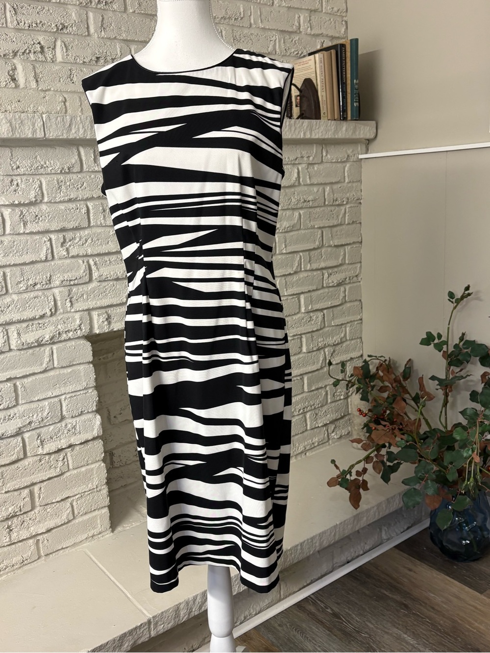 Bisou Bisou Black & White Zebra-Stripe Sleeveless Midi Dress Size 14